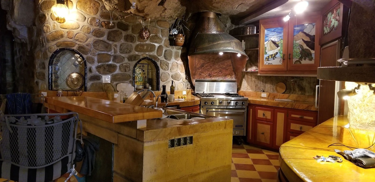 Fabulous Chula Canyon Cavehouse