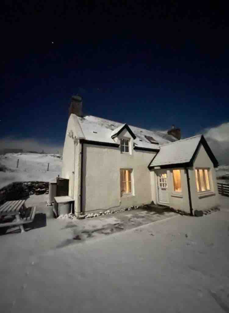 Luxury cottage by Clachtoll beach+hi speed WiFi