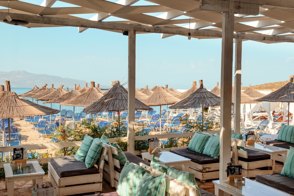 Epirus酒店的高级公寓，可俯瞰海景。
