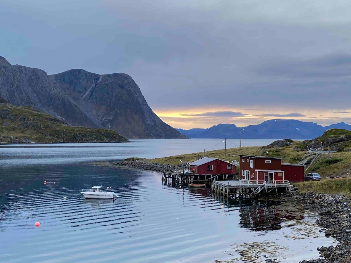 Hytte som står på påler i vannet