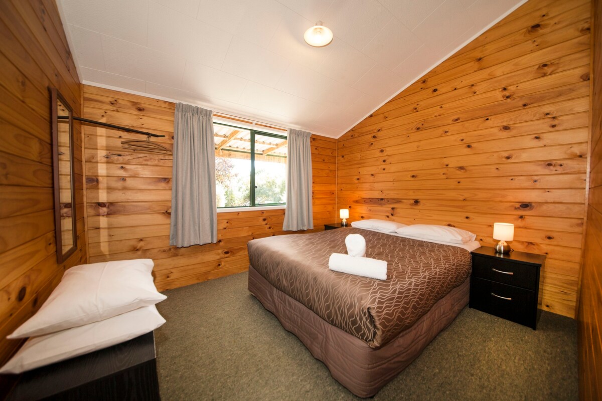 The Clive Hideaway - Two Bedroom Chalet