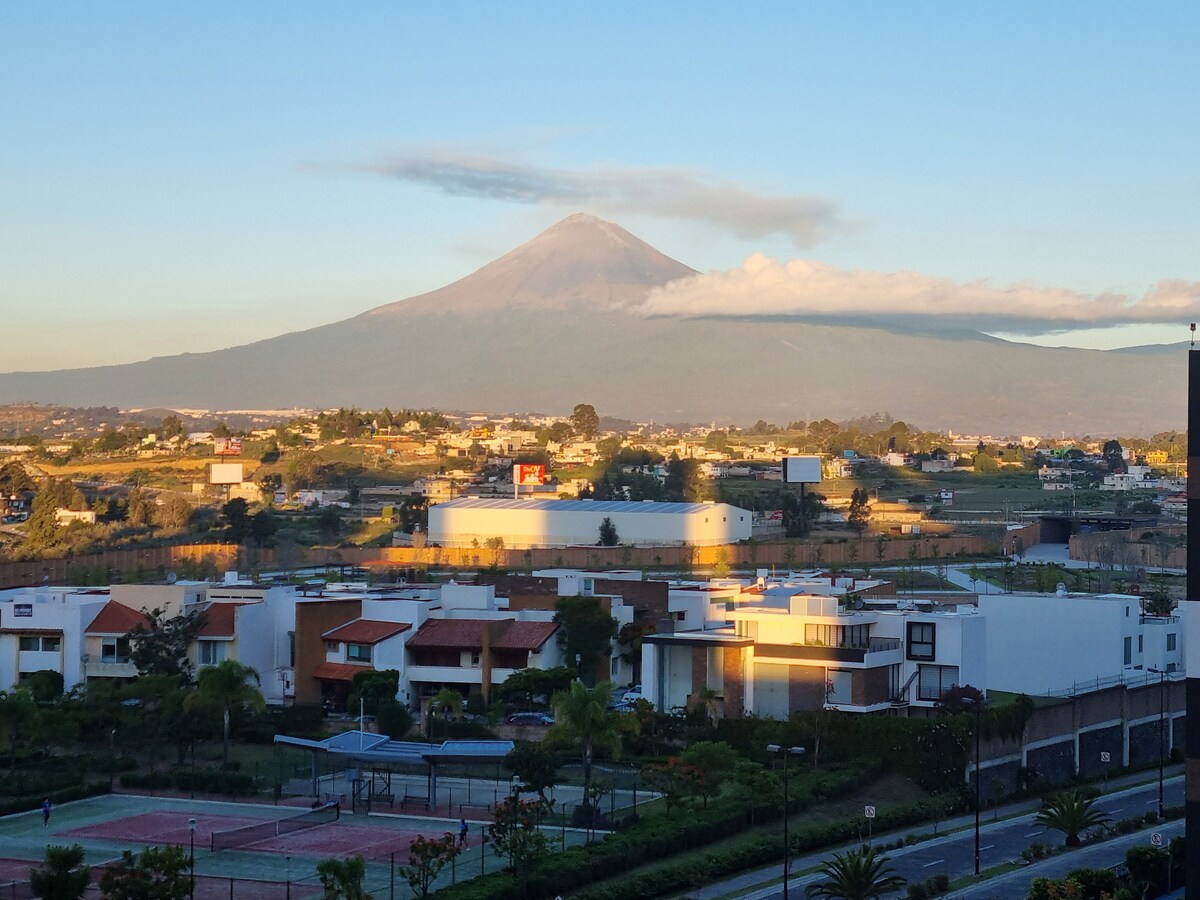 带泳池和火山景观的公寓。