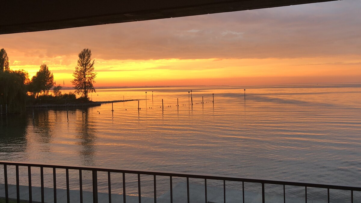 位于康斯坦茨湖（ Lake Constance ）带卫生间的双人卧室