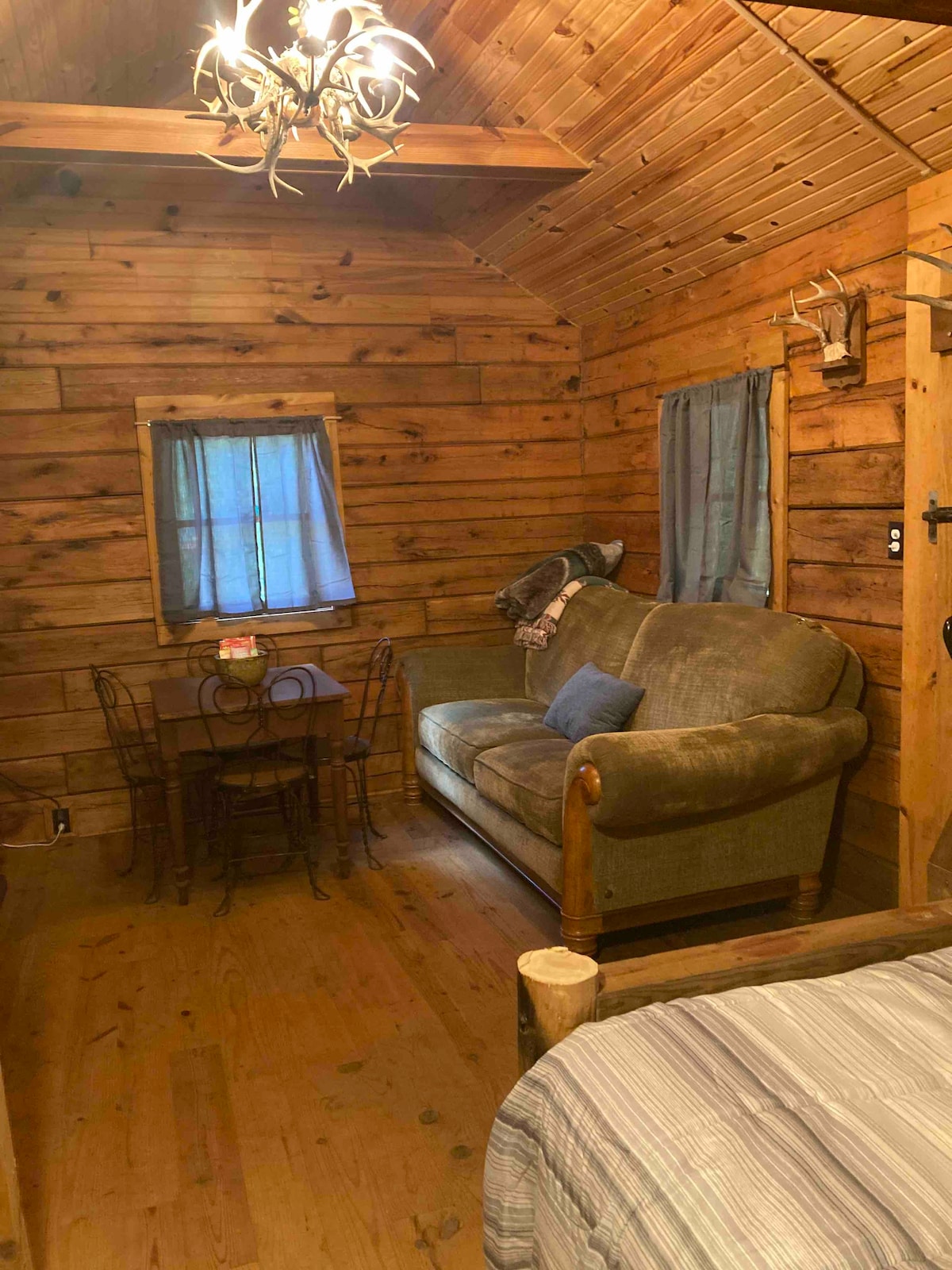 Wildcat Log Cabin, Free Breakfast 10 acre & trails