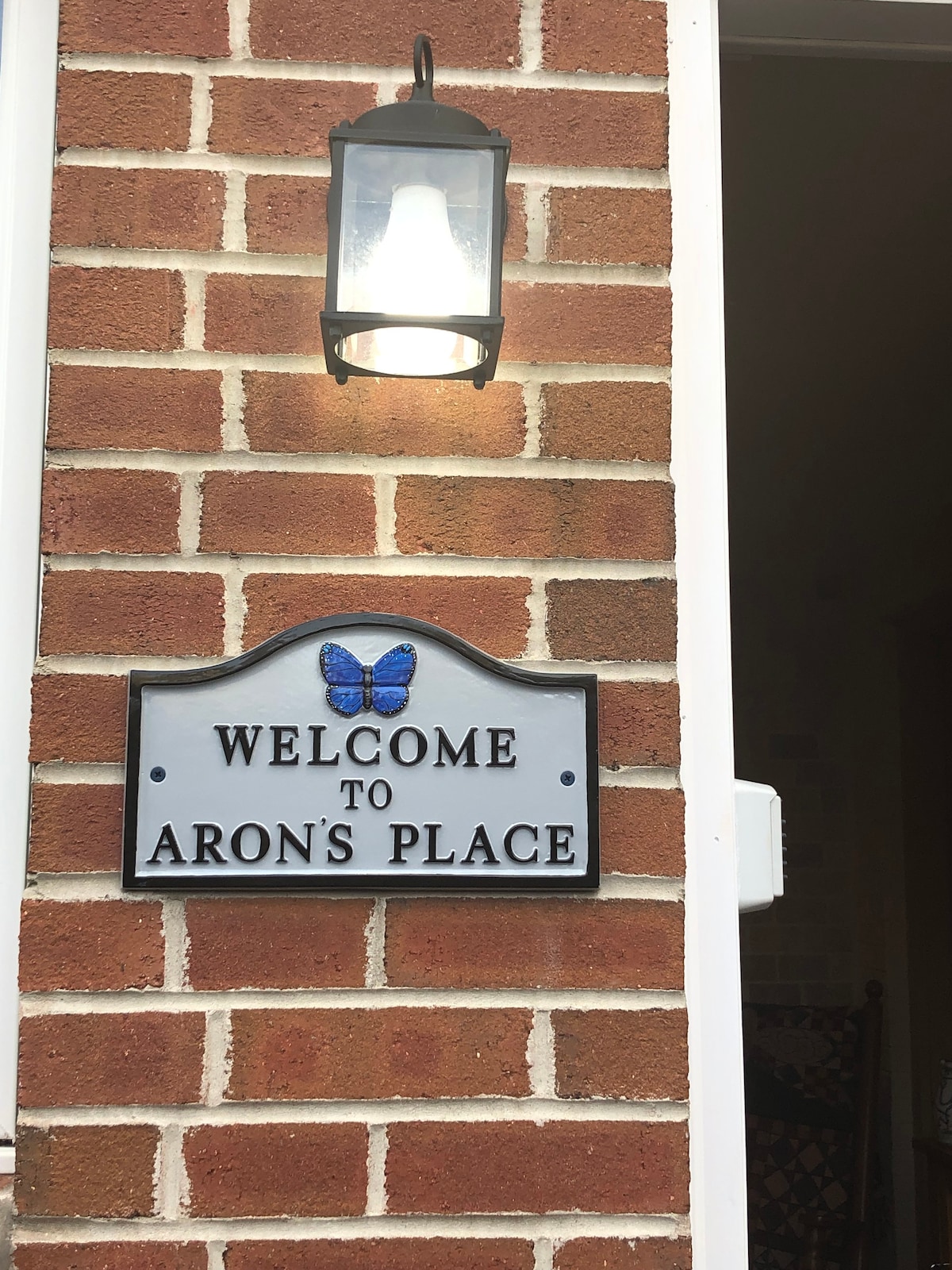 Aron 's Place （位于Sugar Bottom边缘）