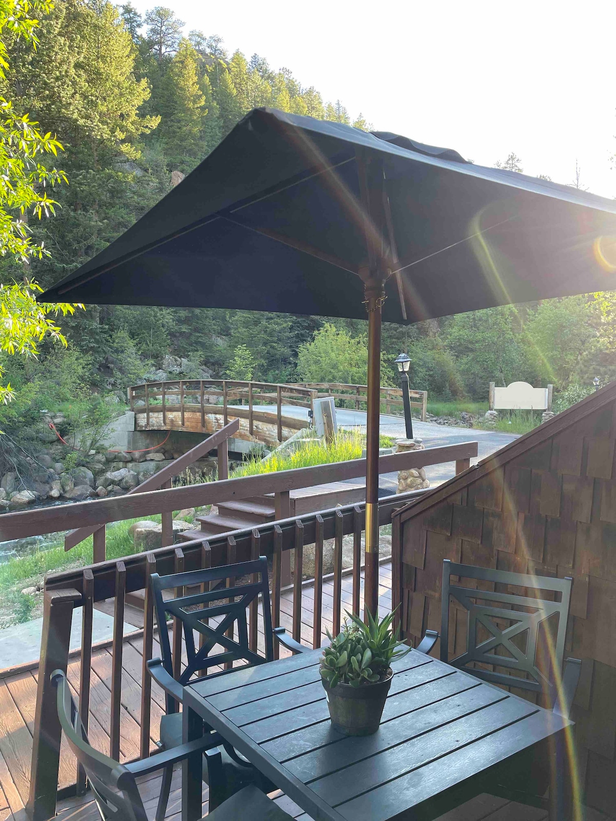 Riverfront! Remodeled! Hot Tub! 5 min to RMNP