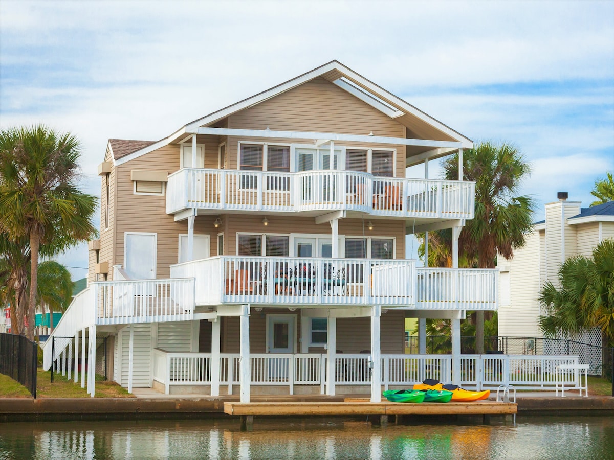 Waterfront home! Free bikes/kayaks! Great fishing!