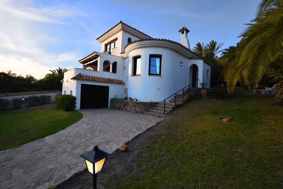 Coqueta villa con vistas al Faro Camarinal | PAX 6