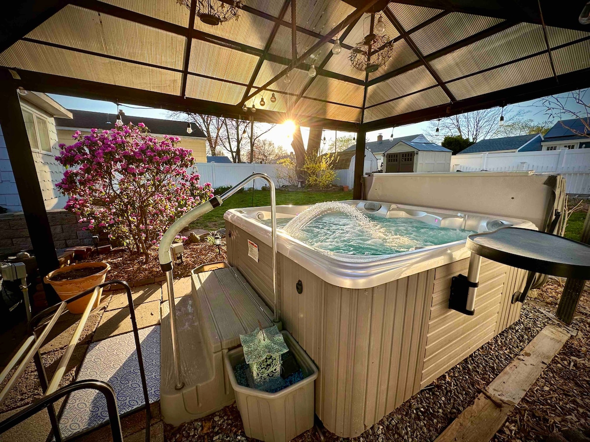 Quaint Colonial - Private Hot Tub & Entire House