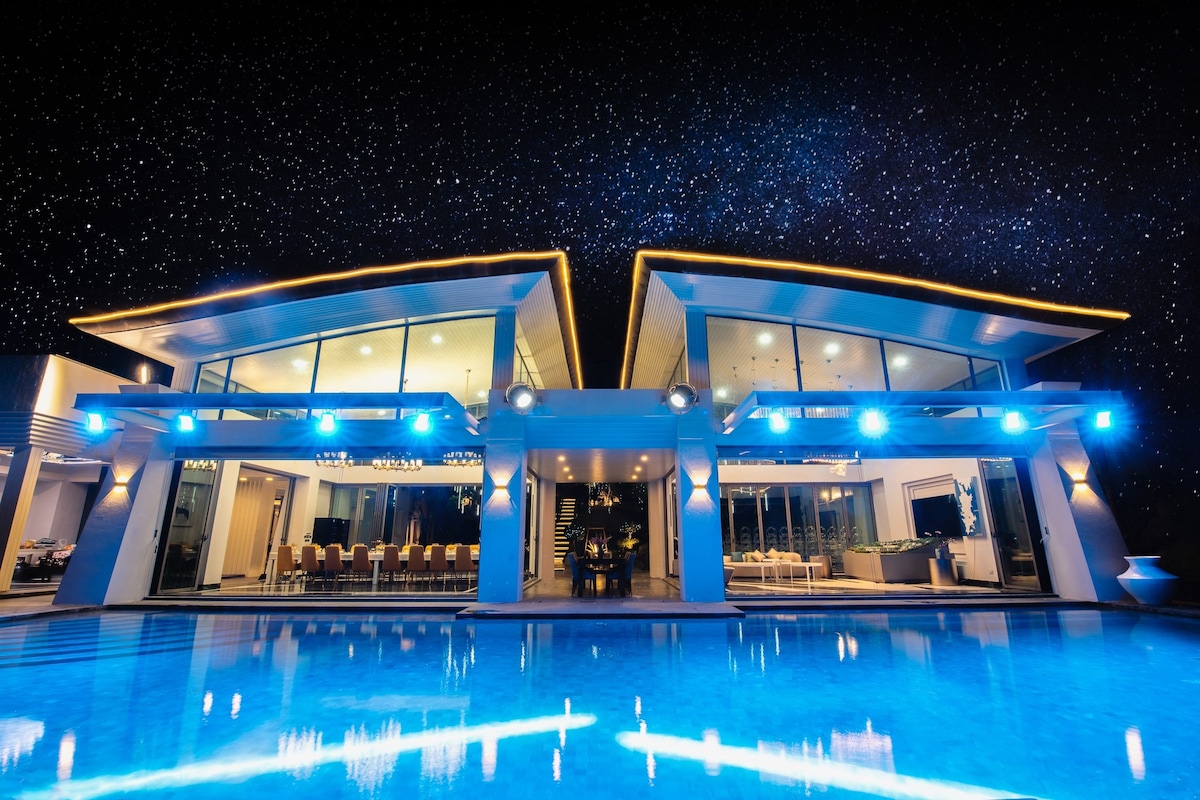 圣诞特惠！天空之城，造价八亿泰铢，220平超大泳池豪华八卧室别墅！
