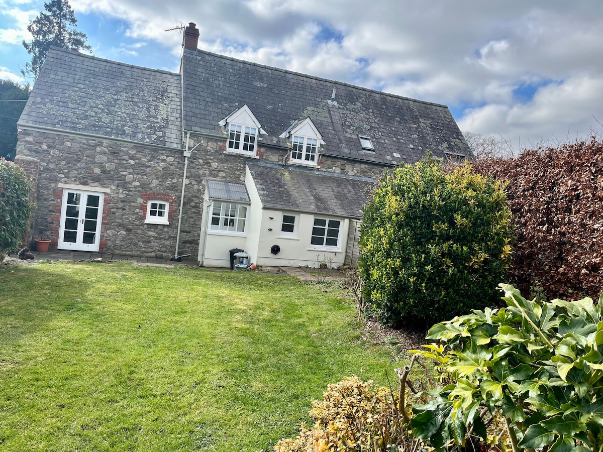 Delightful 3 bedroom cottage on the edge of a farm