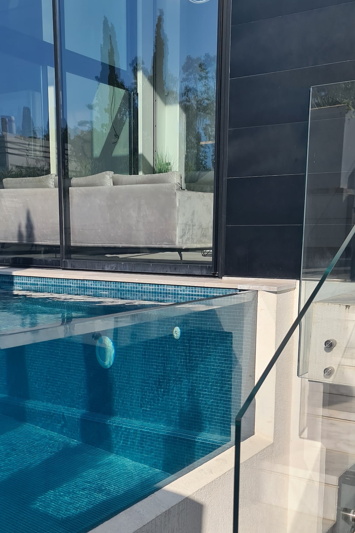 西拉马特哈沙龙（ West Ramat Hasharon ）全新别墅透明泳池