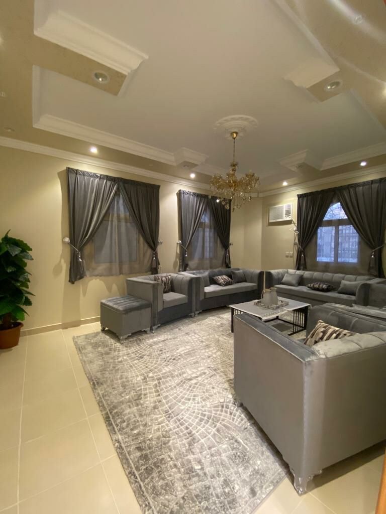 整套公寓以美丽精致的家具为特色