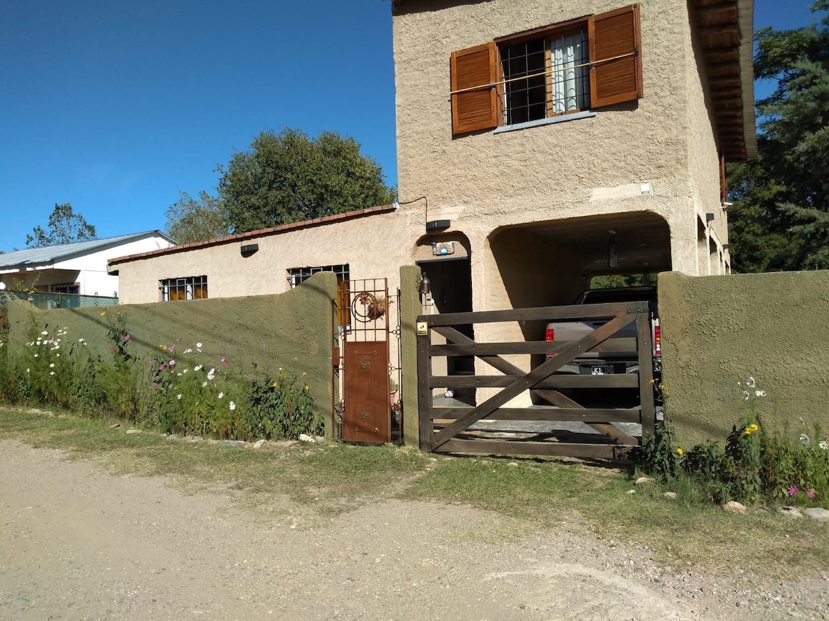 Casa con piscina en medio de las sierras