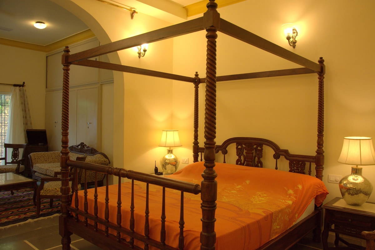 Romantic King Size Suite in Villa on Top of a Hill