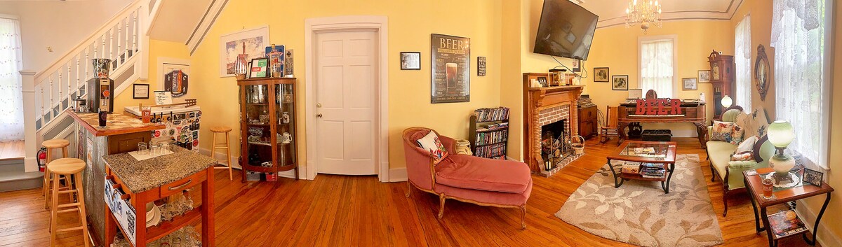 Baxter 's Brewhouse Inn Bed & Brew的黄色房间