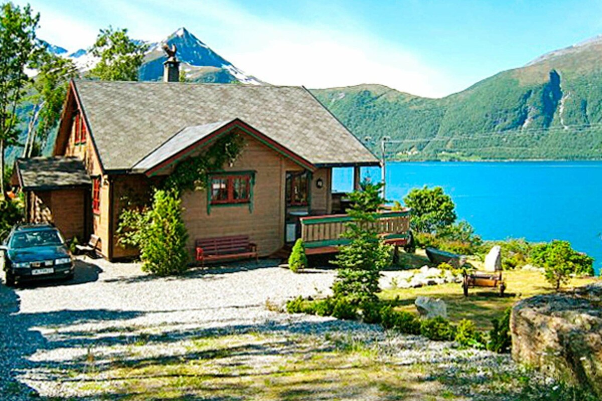 9 person holiday home in hundeidvik