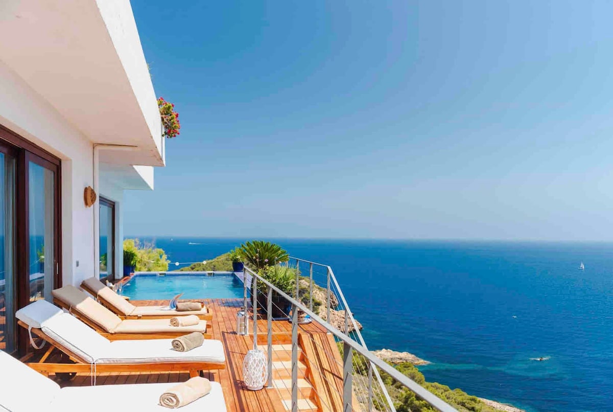 俯瞰伊比萨大海的迷人别墅