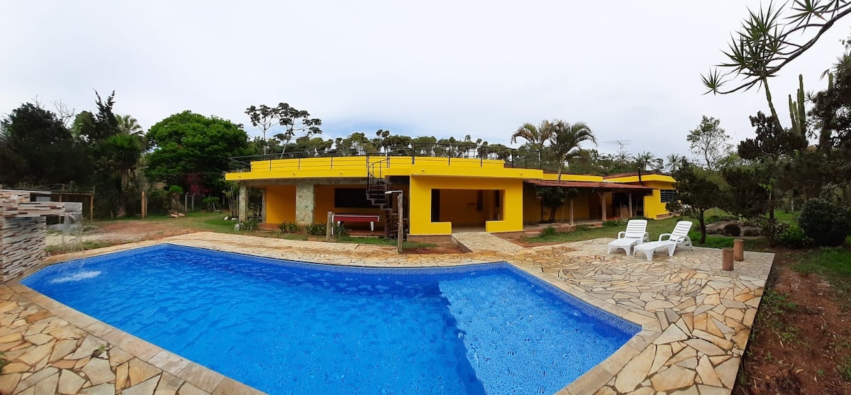 Chácara localizada em Mogi das Cruzes com 4 quartos, 3 banheiros, área de lazer com churrasqueira, piscina. Amplo espaço.