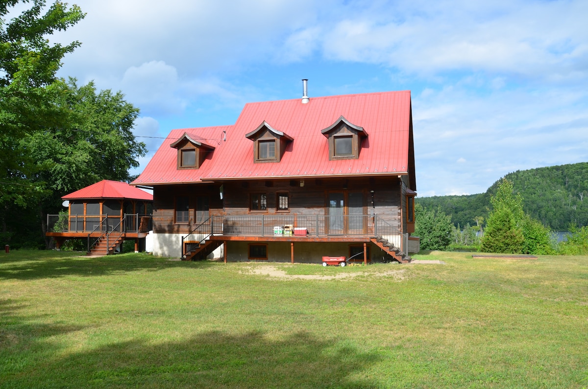 Laurentian湖畔乡村小屋