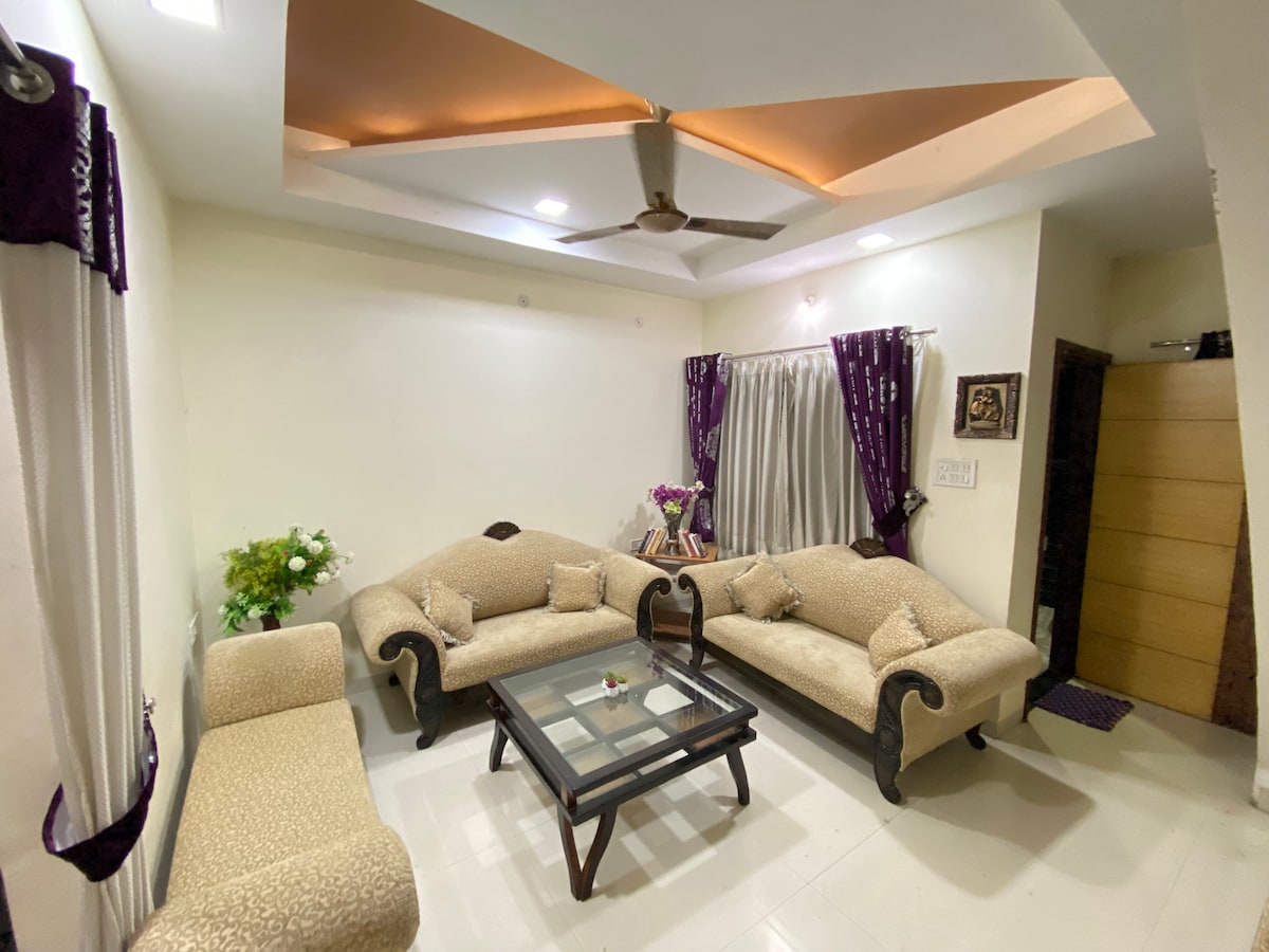 Comfy private room in Oasis Palm Villa