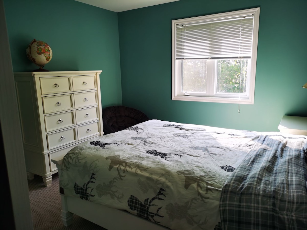 35B Sunny Bedroom with Beautiful Lake View