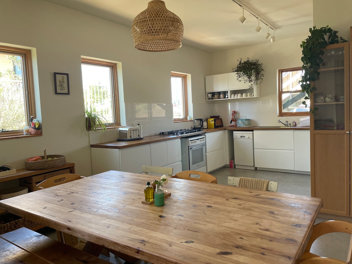 Quiet cottage in the pastoral Galilee hills