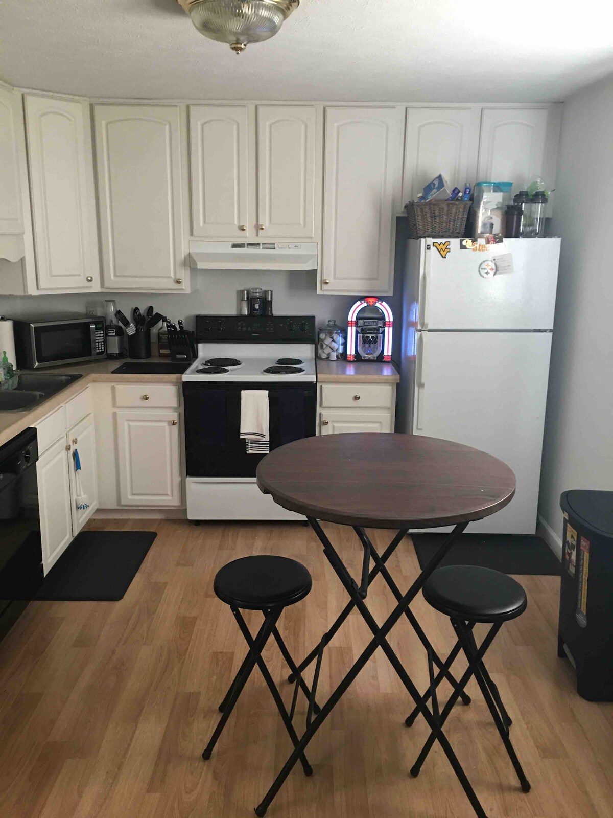 2br/2bt Walking distance to 🏈 stadium Free parking