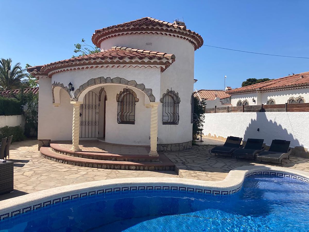Villa Sonrisa de Oro, private swimming pool.