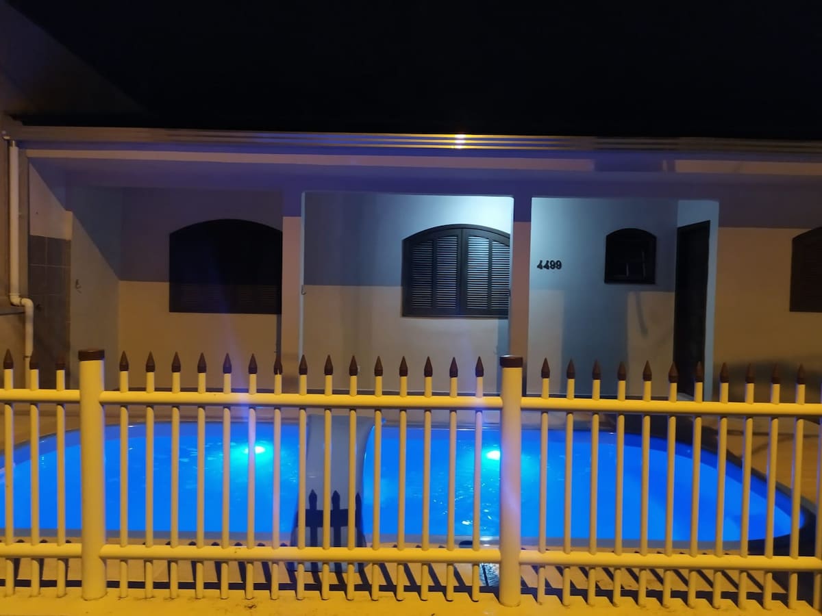 Casa duas quadras do mar piscina com hidromassagem