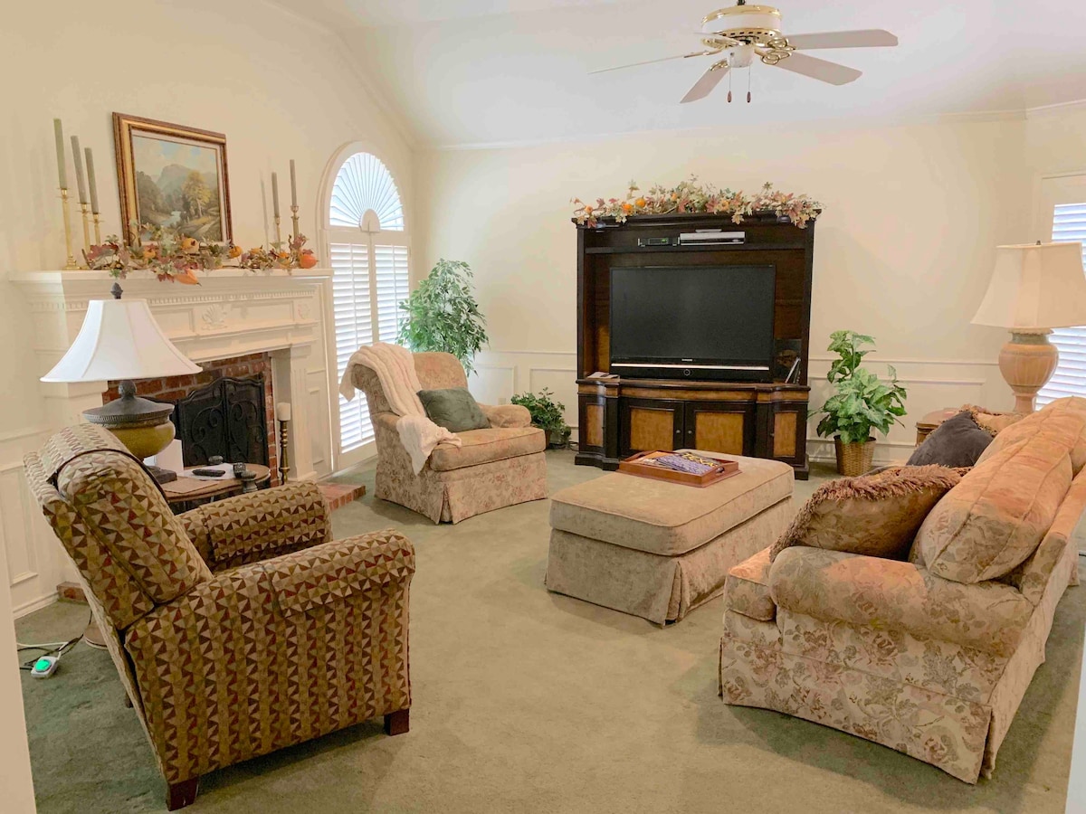 Large and Lovely Levelland Garden Home