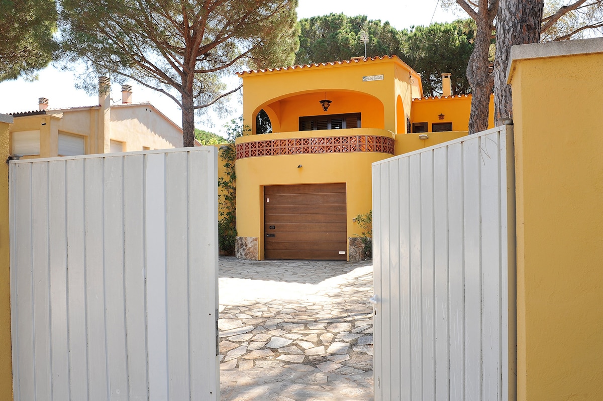 Pinedes ： L'Escala带私人游泳池的别墅。