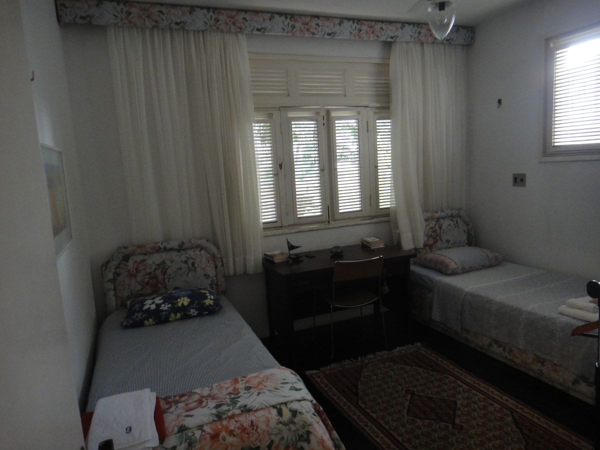 Fortaleza距离Beira Mar 3个街区。卧室2张床。