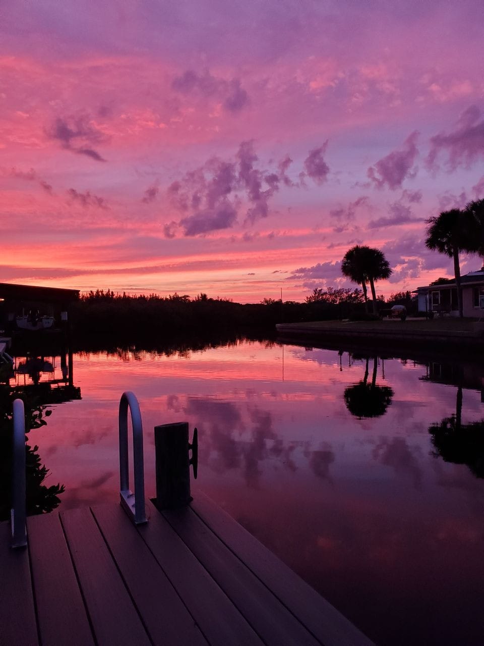 WATERFRONT HOME WITH SUNSETS AND MANATEES!