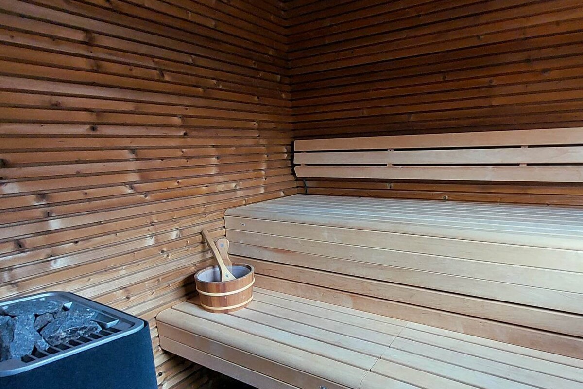 宽敞的4卧室：桑拿、热水浴缸、健身房、城市景观。