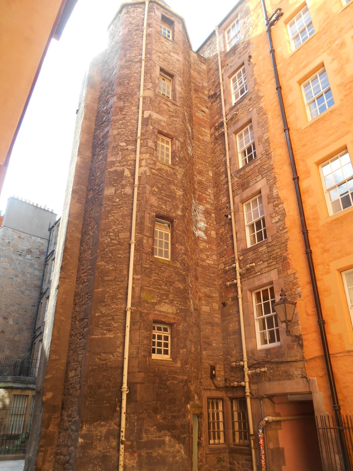 皇家一英里（ Royal Mile ） ，城堡旁边历史悠久的里德宫