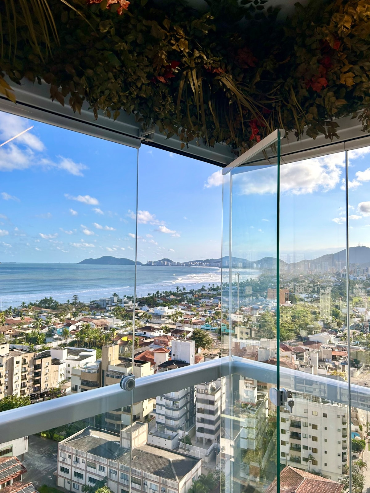 公寓，可俯瞰Enseada - Guarujá海滩的全景