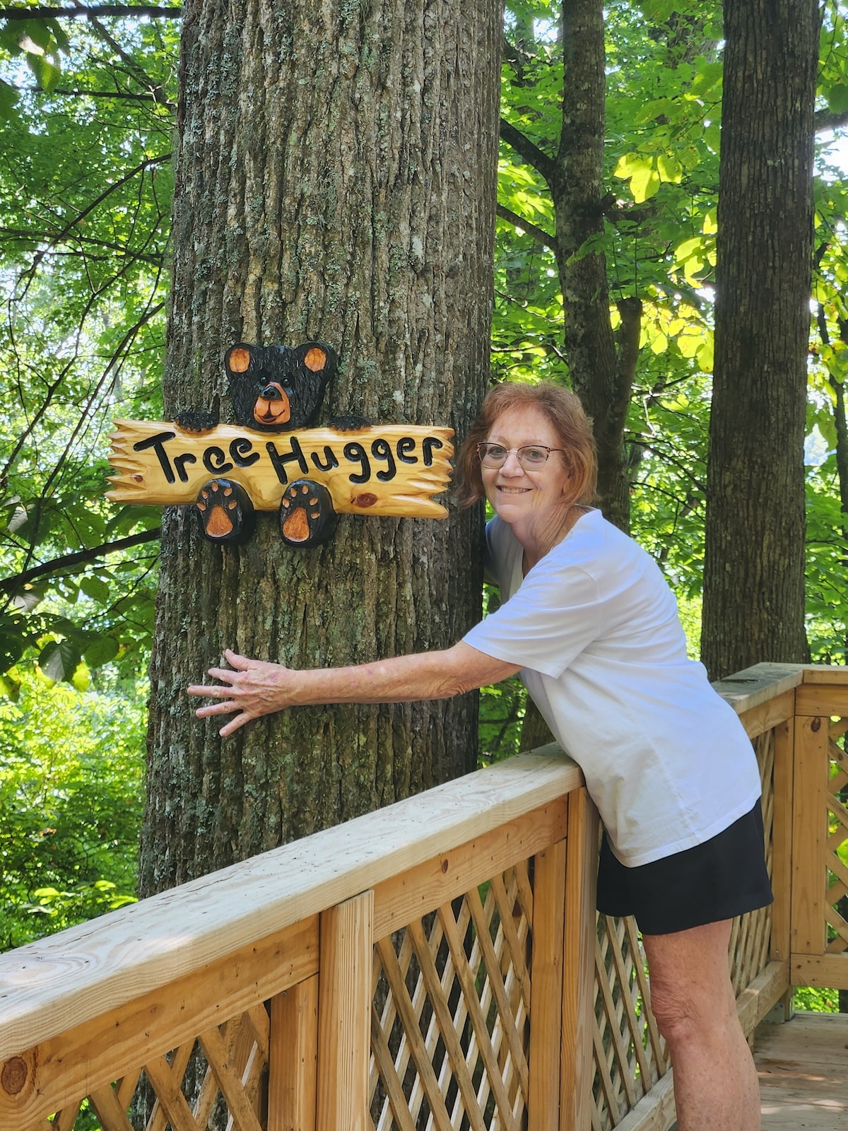 Black Bear Lodge Tree Hugger Tipi Treehouse太棒了！