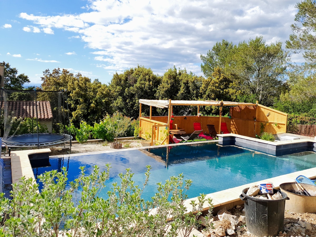 Maison avec piscine sur vue dominante