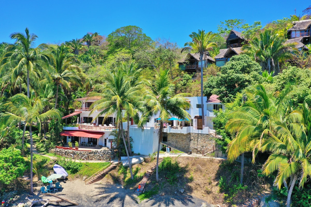 Beachfront House, almost private beach-La Fragata