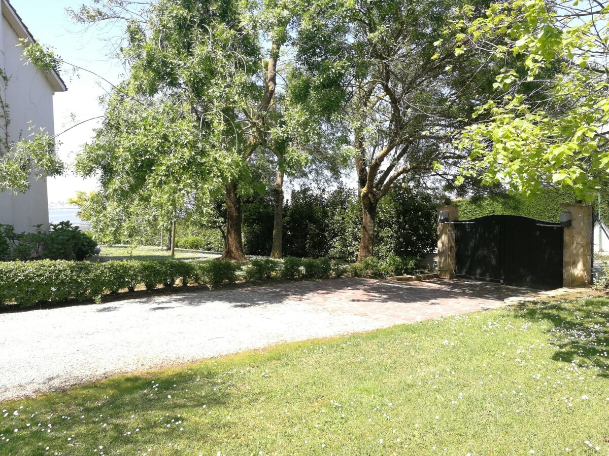 高尔夫球场旁边有花园和海景的房子。