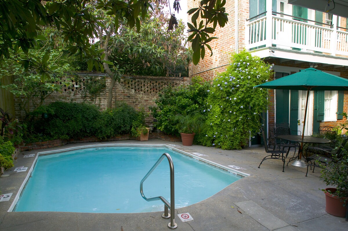 Quaint FQ Courtyard Hotel w 2 Pools - 2 Queen Beds