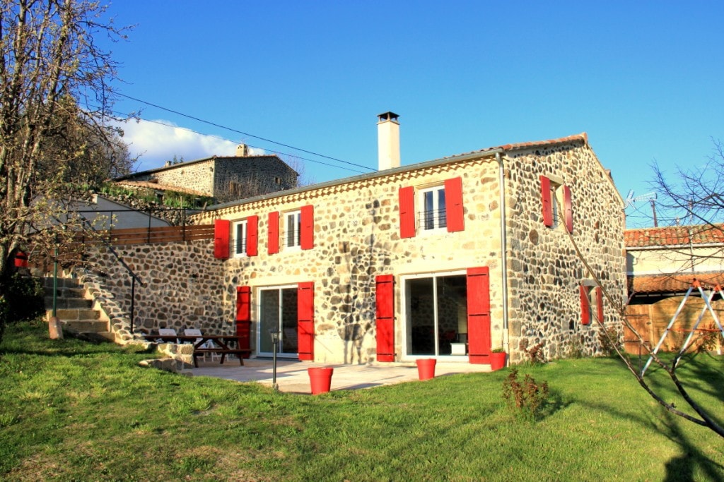 Gîte en pierre de volcan le Calabert