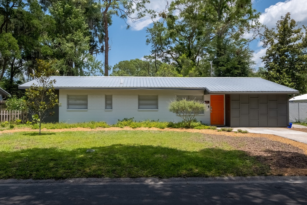 Spacious Midcentury close to Dntwn, UF, and Shands