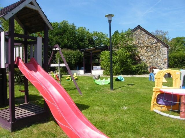 Luxury 2 bedroom lodge with fab views, heated pool, large gas BBQ/Broiler near to beaches, St Malo, Dinan and Mont St Michel