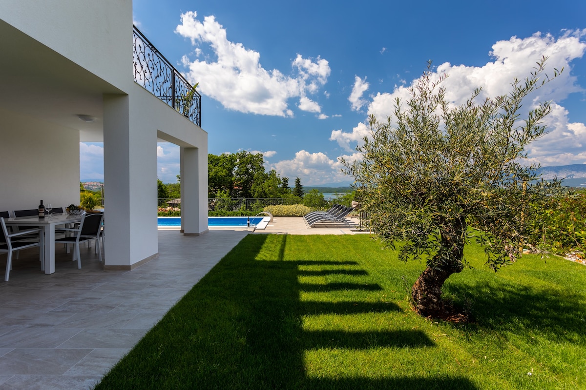 Luxury Villa with pool, sauna & stunning sea view