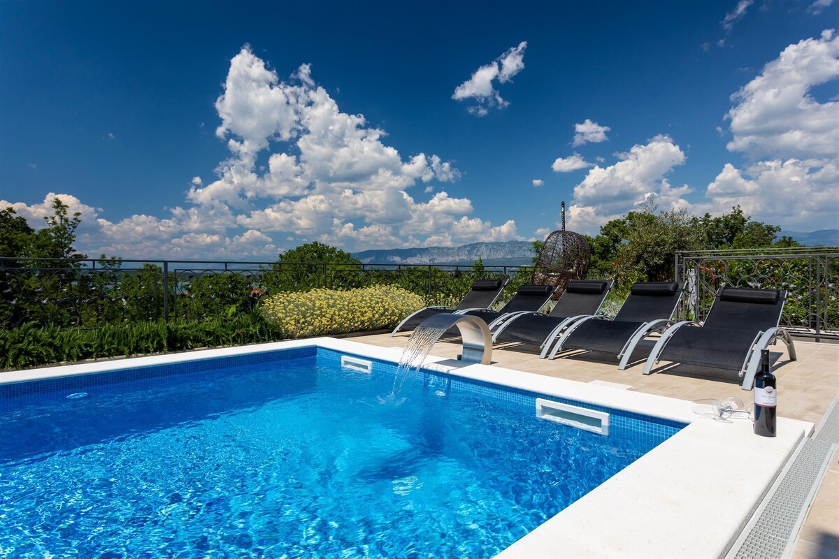 Villa Zarra With Pool, Jacuzzi, Sauna and Seaview