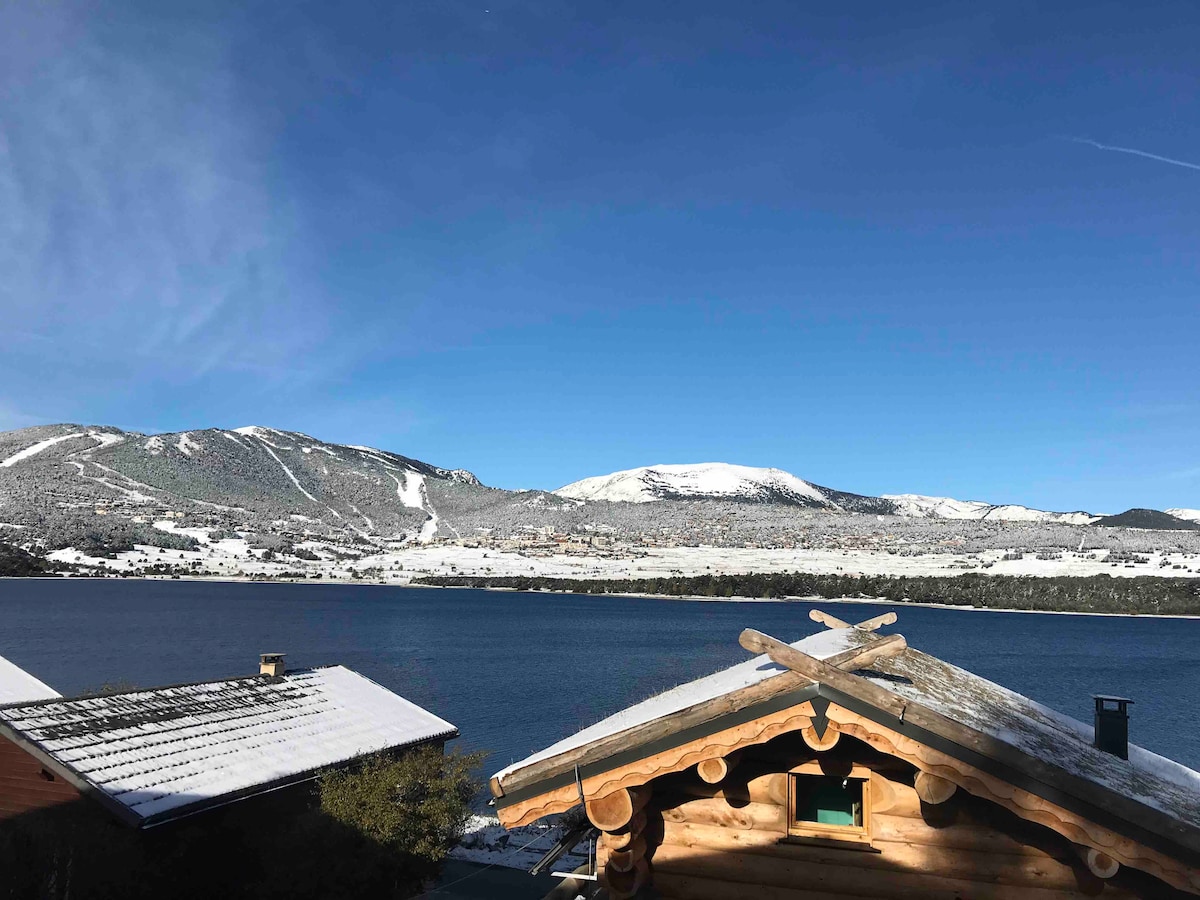 CHALET AVEC VUE IMPRENABLE SUR LE LAC