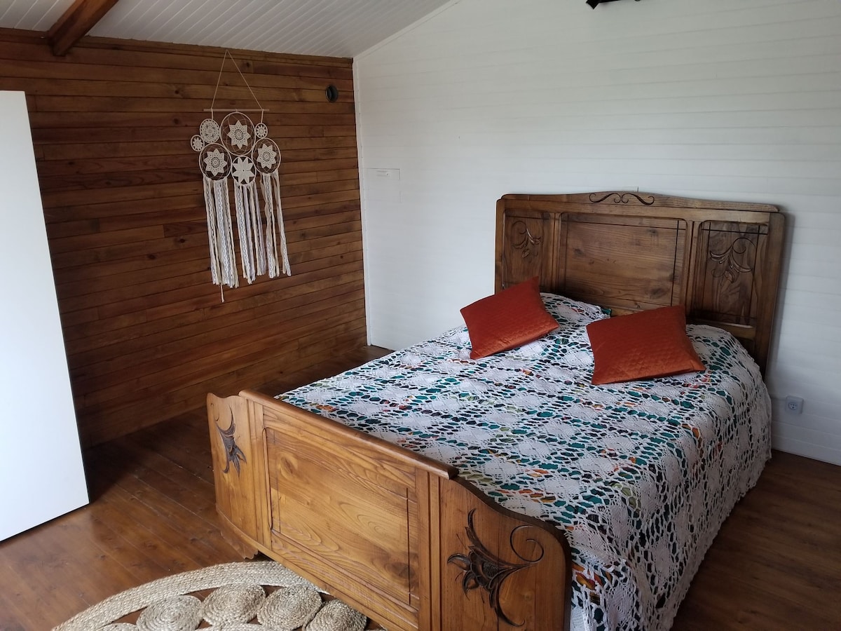 带私人露台的木质度假木屋卧室