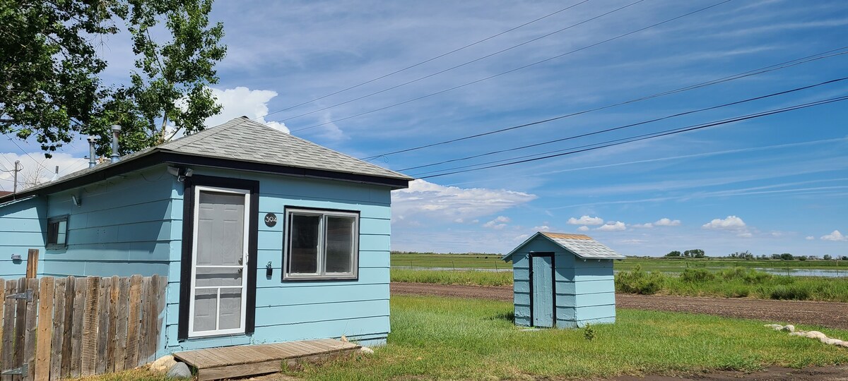 配备拖车停车场的简约微型住宅。